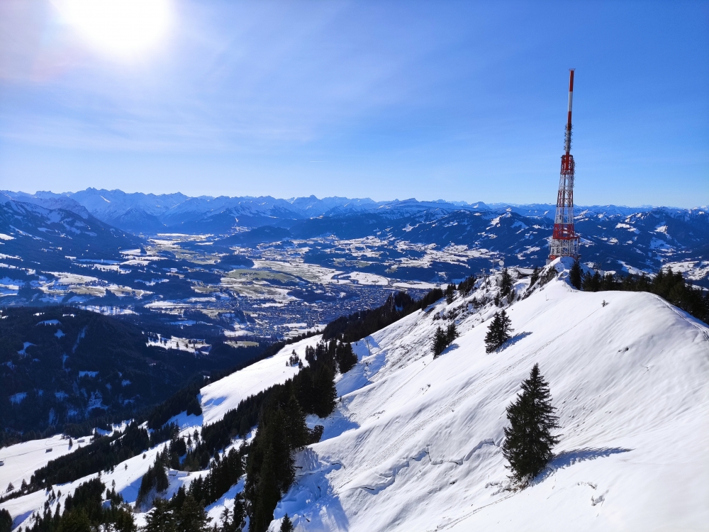 Blick zum Sendemast auf der Hochwartspitze und Richtung Oberstdorf (Grünten)