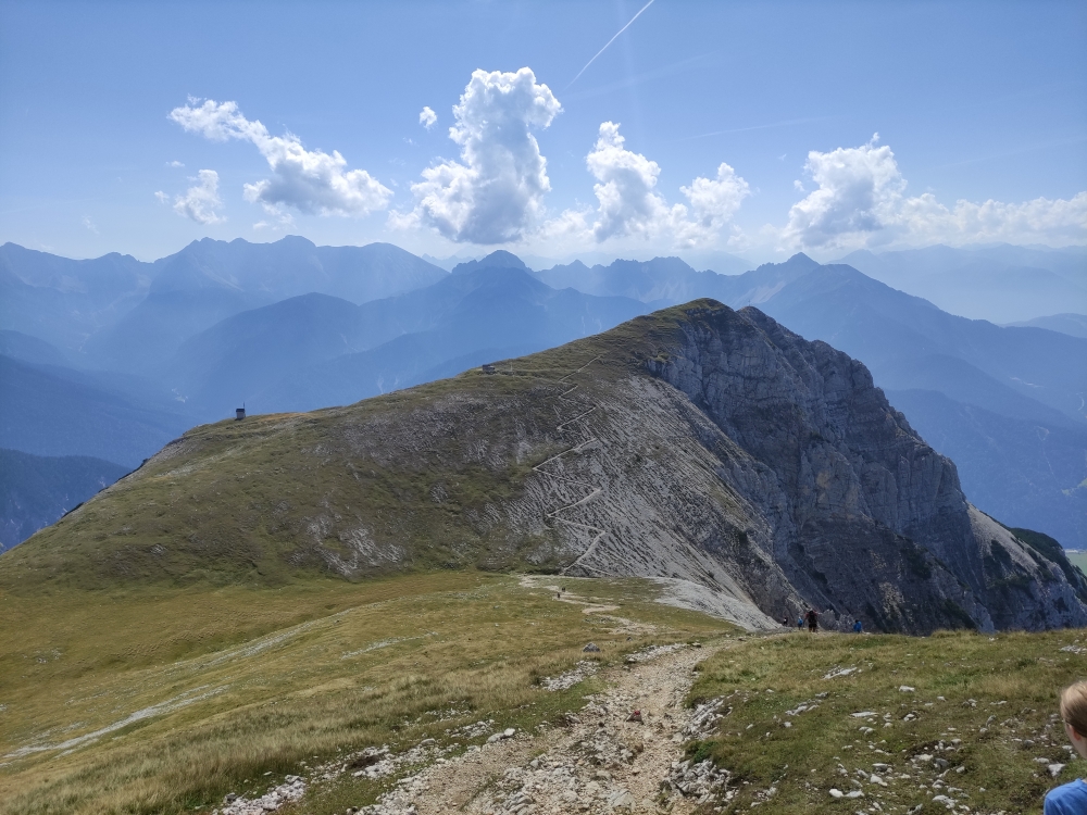 Abstieg in den Brunnsteinanger mit Blick zur Tiroler Hütte und Rotwandspitze und Brunnsteinspitze 